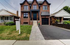 Дом в городе в Восточном Йорке, Торонто, Онтарио,  Канада за C$2 110 000
