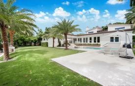 Уютная вилла с задним двором, бассейном, летней кухней, зоной отдыха и двумя гаражами, Корал Гейблс, США за $4 600 000