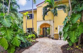 Комфортабельная вилла с патио, бассейном, гаражом и террасой, Майами, США за 1 567 000 €