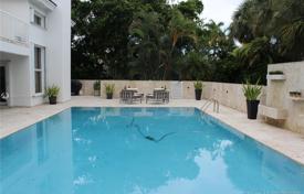 Уютная вилла с задним двором, бассейном, зоной отдыха, террасой и тремя гаражами, Корал Гейблс, США за $2 995 000
