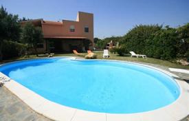 Трехэтажная комфортабельная вилла с садом и бассейном, Флумини, Италия за 3 000 € в неделю