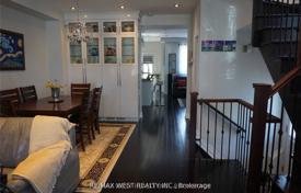9-комнатный дом в городе в Восточном Йорке, Канада за C$1 985 000