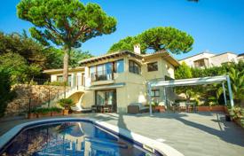 Двухэтажная вилла с бассейном в элитной охраняемой резиденции, в 300 метрах от пляжа, Льорет‑де-Мар, Испания за 1 150 000 €