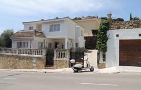 Вилла с садом, летней кухней и барбекю, в 800 метрах от пляжа, в Льорет‑де-Мар, Жирона, Испания за 325 000 €