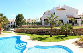 Комфортабельный таунхаус с бассейном, садом, террасами и парковкой, Бенидорм, Испания за 270 000 €