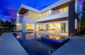 Комфортабельная вилла с задним двором, бассейном, террасами и гаражом, Бей-Харбор-Айлендс, США за $4 680 000