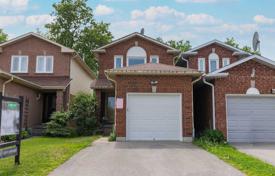 Дом в городе в Скарборо, Торонто, Онтарио,  Канада за C$954 000