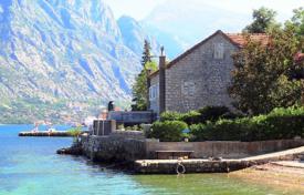 Половина каменного дома на самом море, Прчань, Черногория за 530 000 €