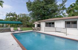 Классическая семейная вилла с патио, бассейном и террасой, Майами-Бич, США за 2 018 000 €