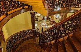 Дом в центре Батуми в классическом стиле, мебель и интерьер ручной работы из орехового дерева за 2 309 000 €