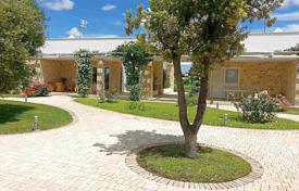 Стильная вилла с лоджией, двумя гостевыми домиками, бассейном и просторным садом, Конверсано, Италия за 890 000 €