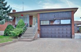Дом в городе в Скарборо, Торонто, Онтарио,  Канада за C$1 342 000