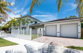 Уютная вилла с патио, бассейном, гаражом и террасой, Майами, США за $1 360 000