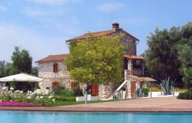 Трехэтажная вилла с бассейном в Пьетрасанте, Тоскана, Италия за 3 200 000 €
