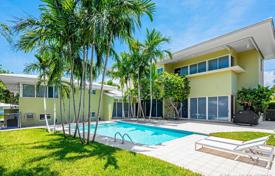 Комфортабельная вилла с док-станцией, бассейном, гаражом, террасой и видом на залив, Майами, США за $2 299 000