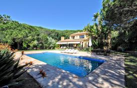 Вилла с видом на море и бассейном в охраняемой резиденции, в 300 метрах от пляжа, Льорет‑де-Мар, Испания за 2 450 000 €