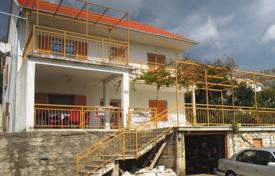 Двухэтажный дом на берегу моря с большой парковкой и возможностью расширения жилой площади, Млини, Дубровник, Хорватия за 600 000 €