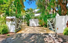 Комфортабельная с бассейном и террасой, Майами, США за $1 950 000