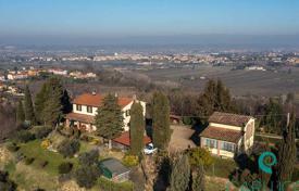 Вилла с гостевым домом, оливковой рощей и лесом в Монтополи, Тоскана, Италия за 750 000 €