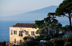 Уникальная историческая вилла с панорамными видами, бассейном и садом, Масса-Лубренсе, Италия за 13 000 € в неделю