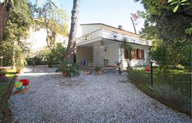 Вилла с большим садом, джакузи и гаражом в 500 метрах от пляжа, рядом с центром Форте-дей-Марми, Италия. Цена по запросу