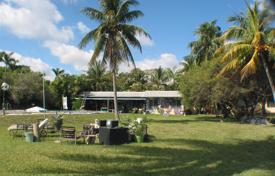 Уютная вилла с участком, бассейном, гаражом, террасой и видом на залив, Майами, США за $4 950 000