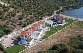 Новый трехэтажный коттедж с парковкой и живописными видами в 20 метрах от моря, Неос Мармарас, Греция за 400 000 €