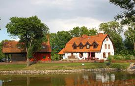 Трехэтажный коттедж с видом на озеро в Грюнвальде, Варминьско-Мазурское воеводство, Польша за 2 940 € в неделю
