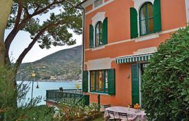 Вилла с садом и панорамными видами на первой линии у моря, Леванто, Италия за 5 500 € в неделю