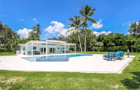 Просторная вилла с задним двором, бассейном, зоной отдыха, террасой и парковкой, Майами, США за $949 000