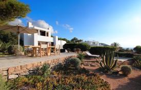 Вилла с террасами, видом на море и острова, садом, бассейном и гаражом на первой линии в престижной резиденции, на Ибице за 11 000 € в неделю