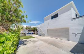 Современный коттедж с задним двором, террасой и гаражом, Майами, США за 1 061 000 €