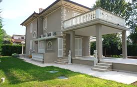 Трехэтажная новая вилла с бассейном и садом, Марина-ди-Пьетрасанта, Италия за 5 900 € в неделю