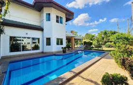 Двухэтажный дом с бассейном и 3 спальнями в Восточной Паттайе за 267 000 €