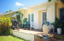 Уютный коттедж с участком, парковкой и террасой, Майами-Бич, США за $1 600 000