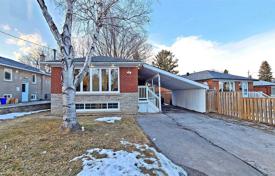 Дом в городе в Скарборо, Торонто, Онтарио,  Канада за C$977 000