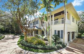 Просторная вилла с бассейном, гаражом и балконами, Майами, США за $5 750 000