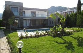 Красивая вилла с бассейном, садом и парковкой в 50 метрах от моря, Ялыкавак, Турция за $892 000