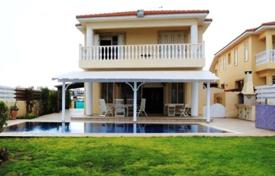 Двухэтажная просторная вилла на первой линии от моря, Каппарис, Фамагуста, Кипр за 2 800 € в неделю