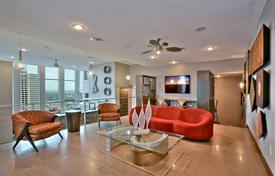 Двухуровневые апартаменты с камином, балконом и панорамными видами, в резиденции с бассейном и тренажерным залом, Форт-Уэрт, Техас, США за $849 000
