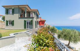 Двухэтажная вилла с панорамным видом на море в Империи, Лигурия, Италия за 1 150 000 €