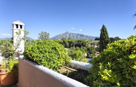 Двухуровневые апартаменты с террасой и видом на гору, Нуэва-Андалусия, Испания за 395 000 €
