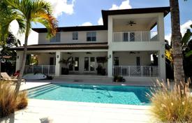 Уютная вилла с задним двором, бассейном и патио, террасой и гаражом, Майами, США за 2 331 000 €
