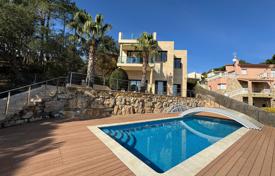 Современная вилла с бассейном и видом на море в Льорет‑де-Маре, Каталония, Испания за $966 000