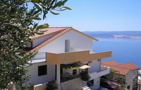 Дом с четырьмя квартирами и садом в 150 метрах от пляжа, Омиш, Хорватия за 800 000 €