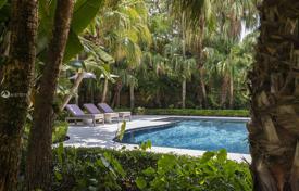 Просторная вилла с задним двором, бассейном, зоной отдыха и тремя гаражами, Майами, США за 2 333 000 €