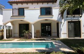 Уютная вилла с задним двором, бассейном, патио и террасами, Майами, США за $1 260 000