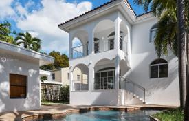 Совершенно новая двухэтажная вилла с бассейном, парковкой и террасами, Майами-Бич, США за 2 076 000 €