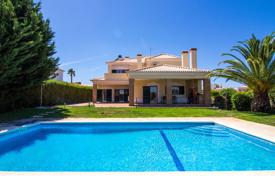 Трехэтажная вилла с бассейном и садом в Портимане, Фару, Португалия за 795 000 €