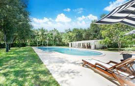 Просторная вилла с задним двором, бассейном, зоной отдыха и гаражом, Майми, США за $1 385 000